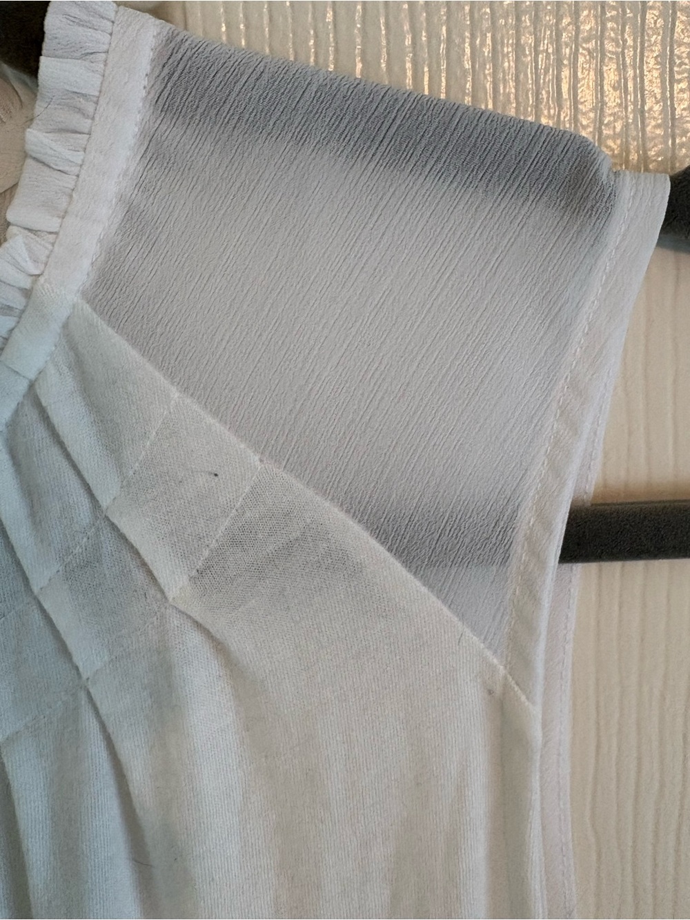 Banana Republic Cream Sleeveless Pleated Keyhole Tank Top | Size Large - Picture 5 of 10